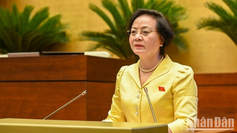Bộ trưởng Nội vụ Phạm Thị Thanh Trà trình bày Tờ trình dự án Luật Cán bộ, công chức (sửa đổi). (Ảnh: BÙI GIANG) Bộ trưởng Nội vụ Phạm Thị Thanh Trà trình bày Tờ trình dự án Luật Cán bộ, công chức (sửa đổi). (Ảnh: BÙI GIANG)