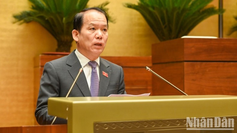 Chủ nhiệm Ủy ban Pháp luật và Tư pháp Hoàng Thanh Tùng trình bày Báo cáo thẩm tra. (Ảnh: BÙI GIANG) Chủ nhiệm Ủy ban Pháp luật và Tư pháp Hoàng Thanh Tùng trình bày Báo cáo thẩm tra. (Ảnh: BÙI GIANG)