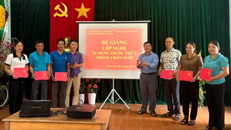 Bế giảng lớp dạy nghề sử dụng thuốc thú y trong chăn nuôi tại xã Bằng Lãng. Ảnh: NÔNG ĐUỔNG z6095295118427-29f649b5193bd62cb22bbb971304efab.jpg