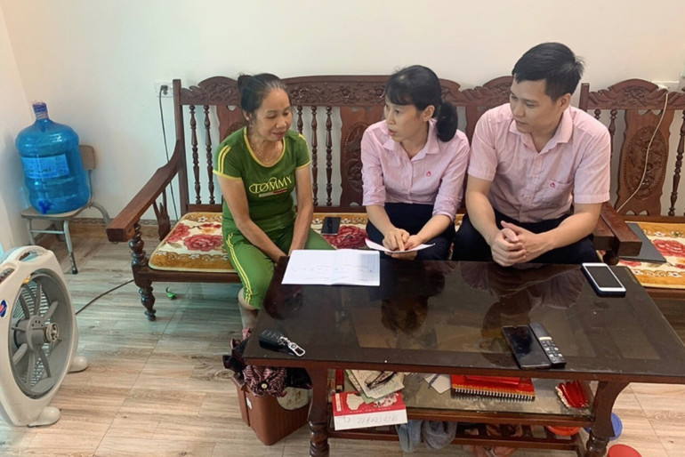 Lãnh đạo Phòng Giao dịch NHCSXH huyện kiểm tra việc sử dụng vốn vay của khách hàng. 2.jpg