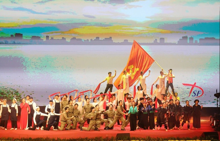 Lễ kỷ niệm mở đầu bằng chương trình nghệ thuật đặc biệt với chủ đề “Thủ đô 70 năm - Bản Hùng ca" - Ảnh: VGP/Gia Huy Lễ kỷ niệm mở đầu bằng chương trình nghệ thuật đặc biệt với chủ đề “Thủ đô 70 năm - Bản Hùng ca" - Ảnh: VGP/Gia Huy