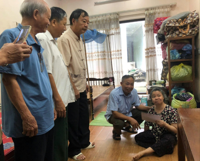 Phó Chủ tịch Hội Nạn nhân chất độc da cam/dioxin tỉnh tặng quà nạn nhân chất độc da cam. 540.jpg