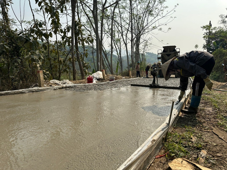 Nhà thầu thi công đang tiến hành khắc phục sửa chữa các đoạn hư hỏng tại tuyến đường Nông Hạ - Khe Thỉ (Chợ Mới). img-8871.jpg