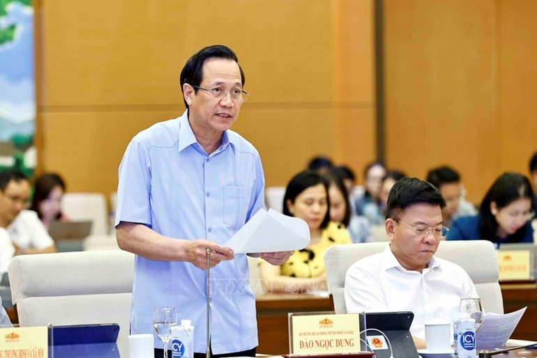 Bộ trưởng Bộ Lao động - Thương binh và Xã hội Đào Ngọc Dung trình bày tóm tắt tờ trình. Ảnh: Doãn Tấn - TTXVN Bộ trưởng Bộ Lao động - Thương binh và Xã hội Đào Ngọc Dung trình bày tóm tắt tờ trình. Ảnh: Doãn Tấn - TTXVN