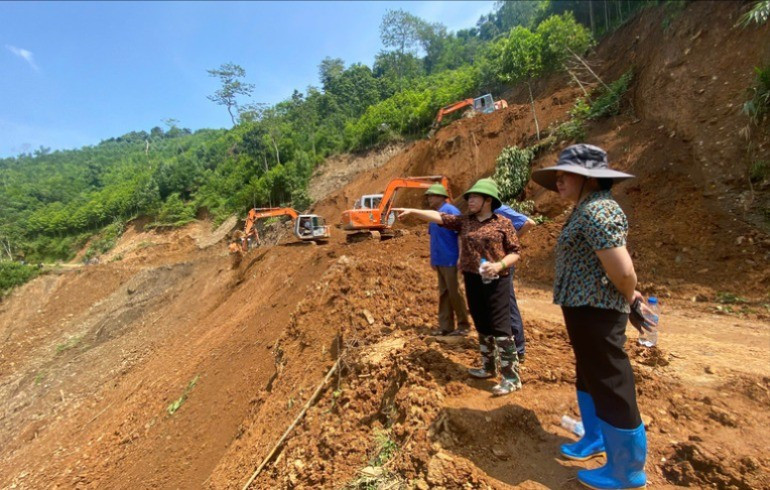 Đồng chí Phương Thị Thanh, Phó Bí thư Thường trực Tỉnh ủy, Chủ tịch HĐND tỉnh chỉ đạo thông tuyến sớm để tiếp cận, đưa hàng vào cứu trợ người dân các thôn Pù Lùng 1, Pù Lùng 2, xã Xuân Lạc. 09.jpg