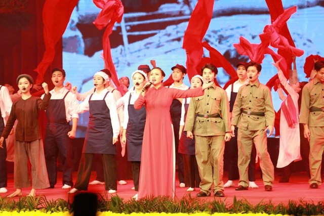 Chương trình nghệ thuật tái hiện hình ảnh người Hà Nội anh hùng và lãng mạn đã trở thành biểu tượng, lương tri và phẩm giá con người - Ảnh: VGP/Gia Huy Chương trình nghệ thuật tái hiện hình ảnh người Hà Nội anh hùng và lãng mạn đã trở thành biểu tượng, lương tri và phẩm giá con người - Ảnh: VGP/Gia Huy