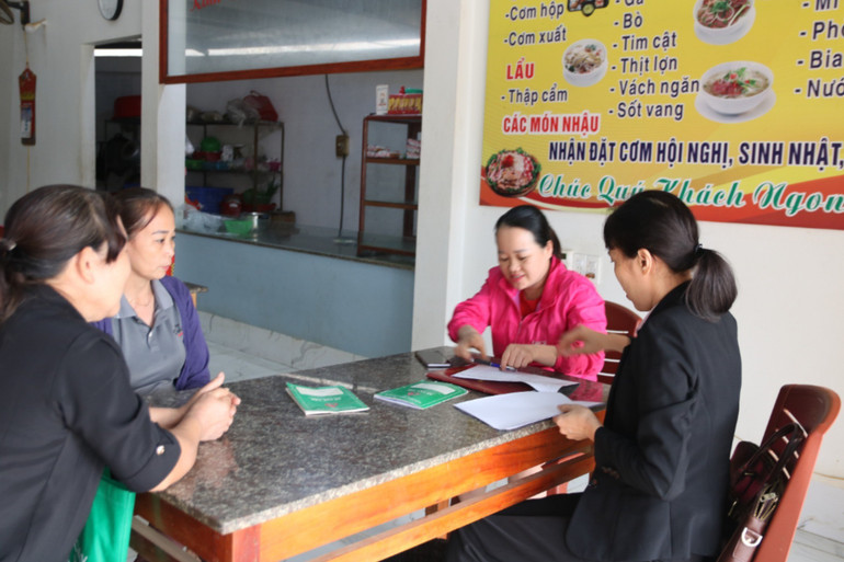 Cán bộ Phòng Giao dịch huyện Chợ Mới kiểm tra nguồn vốn cho vay tại Tổ Tiết kiệm và vay vốn tại thôn Trung Tâm, xã Thanh Mai (Chợ Mới). img-5590.jpg
