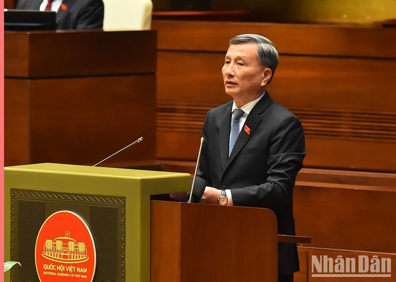 Trình bày báo cáo thẩm tra, Chủ nhiệm Ủy ban Khoa học, Công nghệ và Môi trường của Quốc hội Lê Quang Huy cơ bản tán thành với sự cần thiết ban hành Luật Điện lực (sửa đổi). (Ảnh: THỦY NGUYÊN) Trình bày báo cáo thẩm tra, Chủ nhiệm Ủy ban Khoa học, Công nghệ và Môi trường của Quốc hội Lê Quang Huy cơ bản tán thành với sự cần thiết ban hành Luật Điện lực (sửa đổi). (Ảnh: THỦY NGUYÊN)