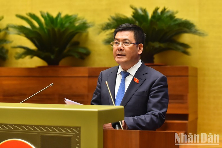 Bộ trưởng Công thương Nguyễn Hồng Diên trình bày Tờ trình về Dự án Luật Điện lực (sửa đổi). (Ảnh: THỦY NGUYÊN) Bộ trưởng Công thương Nguyễn Hồng Diên trình bày Tờ trình về Dự án Luật Điện lực (sửa đổi). (Ảnh: THỦY NGUYÊN)