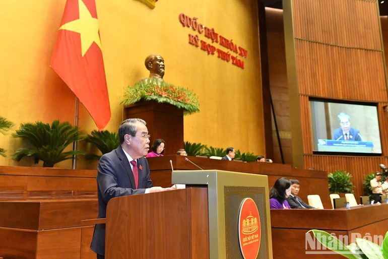 Sáng 21/10, tại kỳ họp 8 Quốc hội khóa XV, Trưởng ban Dân nguyện Dương Thanh Bình trình bày báo cáo của Ủy ban Thường vụ Quốc hội về kết quả giám sát việc giải quyết, trả lời kiến nghị của cử tri gửi đến kỳ họp thứ 7 Quốc hội khóa XV. (Ảnh: ĐĂNG KHOA) Sáng 21/10, tại kỳ họp 8 Quốc hội khóa XV, Trưởng ban Dân nguyện Dương Thanh Bình trình bày báo cáo của Ủy ban Thường vụ Quốc hội về kết quả giám sát việc giải quyết, trả lời kiến nghị của cử tri gửi đến kỳ họp thứ 7 Quốc hội khóa XV. (Ảnh: ĐĂNG KHOA)