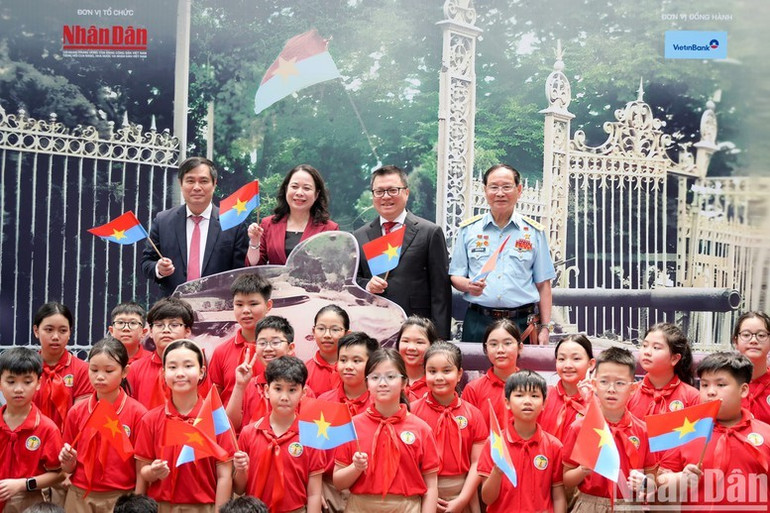 Triển lãm thu hút sự quan tâm của các vị lãnh đạo, các nhân chứng lịch sử và hàng trăm các em nhỏ Triển lãm thu hút sự quan tâm của các vị lãnh đạo, các nhân chứng lịch sử và hàng trăm các em nhỏ