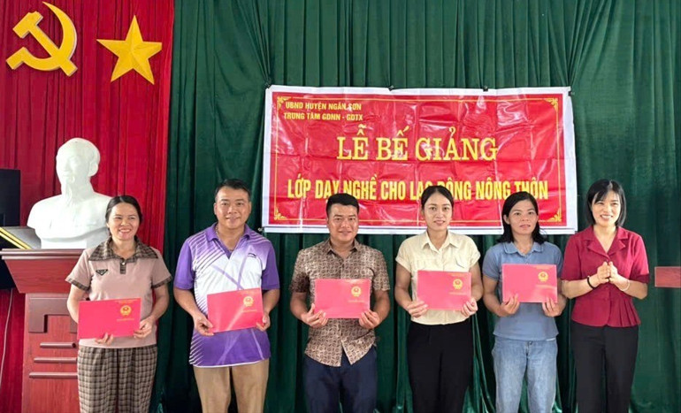 Trao chứng chỉ cho học viên lớp sản xuất, chế biến thức ăn hỗn hợp trong chăn nuôi. z6696932854162-bde5642a5e70c66a8df7425aa755604c.jpg