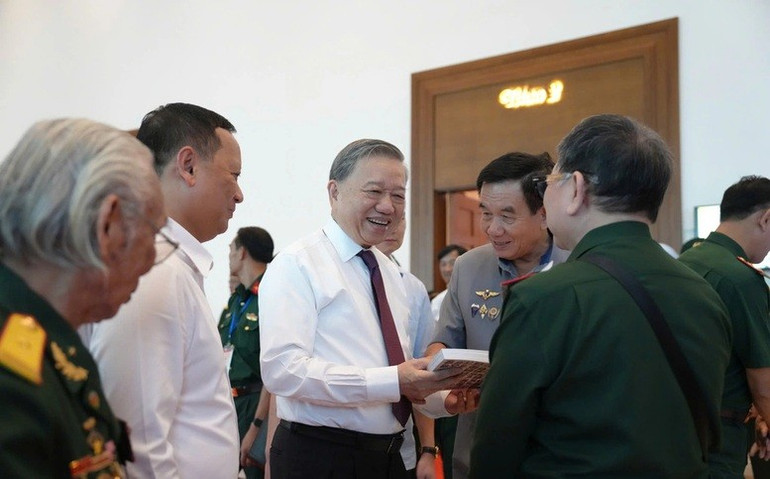 Tổng Bí thư Tô Lâm gặp mặt các tướng lĩnh, Anh hùng Lực lượng vũ trang nhân dân, thanh niên xung phong, dân công hỏa tuyến, biệt động Sài Gòn... từng tham gia Chiến dịch Hồ Chí Minh, nhân dịp kỷ niệm 50 năm Ngày thống nhất đất nước (30/4/1975-30/4/2025). Tổng Bí thư Tô Lâm gặp mặt các tướng lĩnh, Anh hùng Lực lượng vũ trang nhân dân, thanh niên xung phong, dân công hỏa tuyến, biệt động Sài Gòn... từng tham gia Chiến dịch Hồ Chí Minh, nhân dịp kỷ niệm 50 năm Ngày thống nhất đất nước (30/4/1975-30/4/2025).
