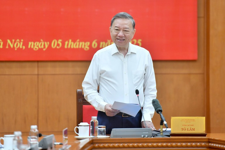 El Secretario General To Lam pronunció un discurso en la reunión (Foto: DANG KHOA) Tổng Bí thư Tô Lâm phát biểu chỉ đạo tại Phiên họp (Ảnh ĐĂNG KHOA)
