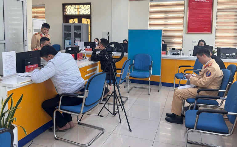 Công an tỉnh triển khai thực hiện nhiệm vụ mới tại Trung tâm phục vụ hành chính công. z6405848514110-a403478950033040d7ad5e1fb9bd6fd8.jpg