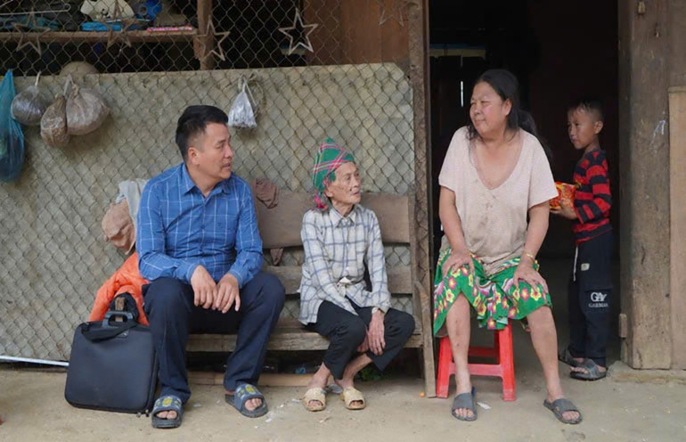 Ông Dương Văn Hầư thường xuyên thăm nắm tâm tư, tuyên truyền, vận động bà con cảnh giác với các “tà đạo”. ong-duong-van-hau.jpg