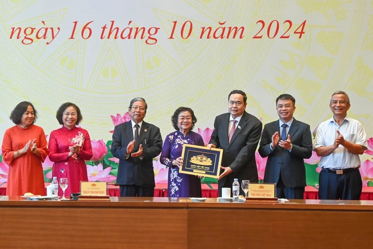 Chủ tịch Quốc hội Trần Thanh Mẫn tặng quà cho Quỹ Học bổng Vừ A Dính. (Ảnh: DUY LINH) 53-2015.jpg