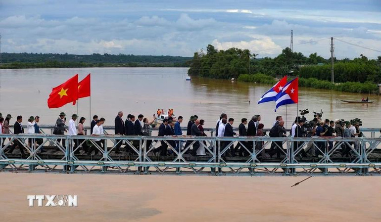 Đoàn đại biểu Cuba thăm cầu Hiền Lương thuộc Khu du tích quốc gia đặc biệt Đôi bờ Hiền Lương - Bến Hải (huyện Vĩnh Linh). (Ảnh: Thanh Tùng/TTXVN) Đoàn đại biểu Cuba thăm cầu Hiền Lương thuộc Khu du tích quốc gia đặc biệt Đôi bờ Hiền Lương - Bến Hải (huyện Vĩnh Linh). (Ảnh: Thanh Tùng/TTXVN)