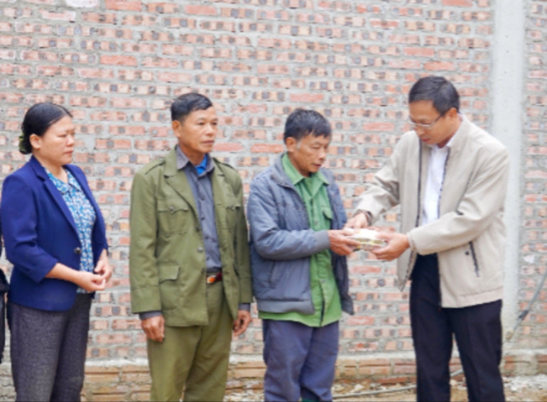 MTTQ Việt Nam huyện Chợ Đồn trao 60 triệu đồng tiền hỗ trợ cho ông Tho Văn Dũng, ở thôn Pác Cộp, xã Yên Thượng (Chợ Đồn) làm lại nhà mới do bị ảnh hưởng bởi cơn bão số 3. dsc04175-3371.jpg