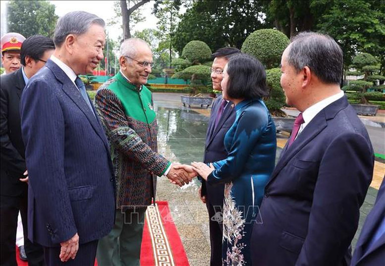 Chủ tịch nước giới thiệu với Tổng thống Jose Ramos-Horta thành viên Đoàn Việt Nam tại lễ đón - Ảnh: TTXVN Chủ tịch nước giới thiệu với Tổng thống Jose Ramos-Horta thành viên Đoàn Việt Nam tại lễ đón - Ảnh: TTXVN