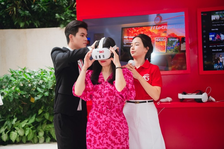 Khách hàng tham gia trải nghiệm dịch vụ 5G của Viettel - Ảnh: VGP/HM Khách hàng tham gia trải nghiệm dịch vụ 5G của Viettel - Ảnh: VGP/HM