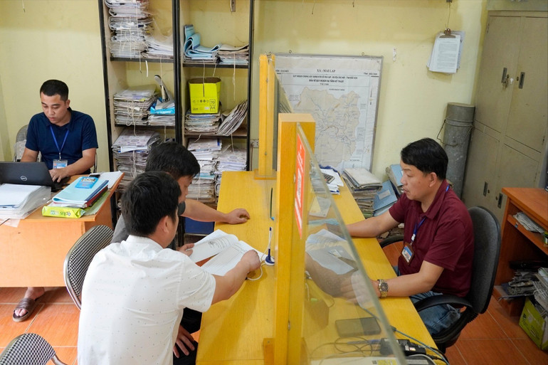 Cán bộ xã Mai Lạp, huyện Chợ Mới hướng dẫn người dân làm các thủ tục khi đến xã đăng ký thủ tục về đất đai. dsc6403.jpg