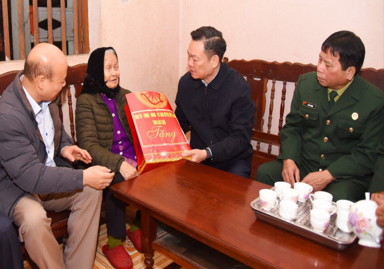 Đoàn công tác thăm, tặng quà gia đình Mẹ Việt Nam Anh hùng Ngô Thị Nhường. bt-tang-qua-3.jpg