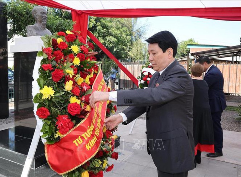 Chủ tịch nước Lương Cường dâng hoa tại Tượng đài Chủ tịch Hồ Chí Minh ở Santiago de Chile. Ảnh: TTXVN Chủ tịch nước Lương Cường dâng hoa tại Tượng đài Chủ tịch Hồ Chí Minh ở Santiago de Chile. Ảnh: TTXVN
