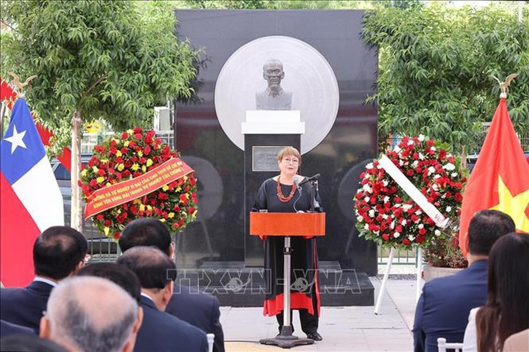 Cựu Tổng thống Chile Michelle Bachelet phát biểu tại lễ dâng hoa trước Tượng đài Chủ tịch Hồ Chí Minh. Ảnh: TTXVN Cựu Tổng thống Chile Michelle Bachelet phát biểu tại lễ dâng hoa trước Tượng đài Chủ tịch Hồ Chí Minh. Ảnh: TTXVN
