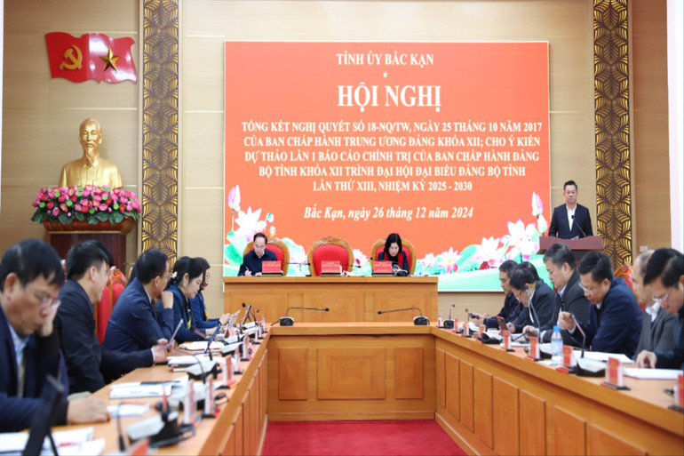 Đồng chí Hoàng Duy Chinh, Ủy viên Ban Chấp hành Trung ương Đảng, Bí thư Tỉnh ủy, Trưởng đoàn ĐBQH tỉnh phát biểu tại hội nghị. img-0241.jpg