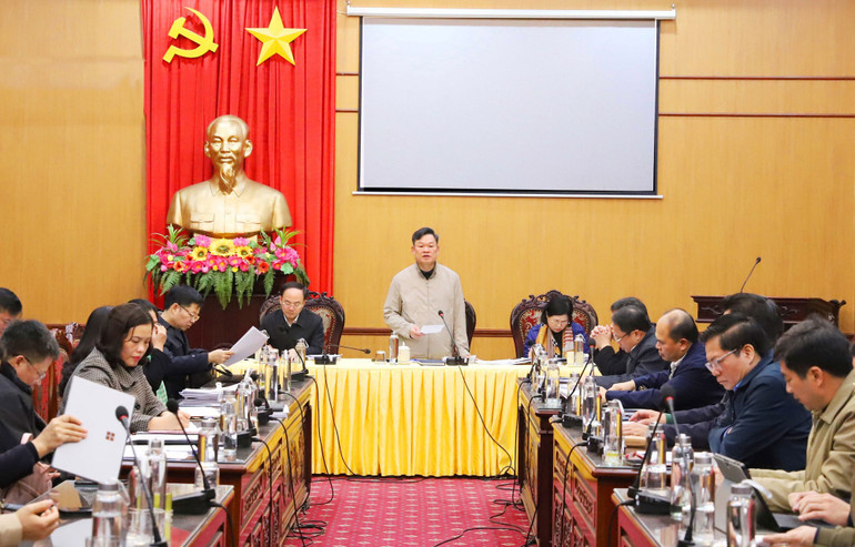 Đồng chí Hoàng Duy Chinh, Ủy viên BCH Trung ương Đảng, Bí thư Tỉnh ủy, Trưởng đoàn ĐBQH tỉnh phát biểu kết luận cuộc họp Ban Chỉ đạo về Tổng kết việc thực hiện Nghị quyết số 18-NQ/TW ngày 25/10/2017 của BCH Trung ương Đảng khóa XII về một số vấn đề đổi mới, sắp xếp tổ chức bộ máy của hệ thống chính trị tinh gọn, hoạt động hiệu quả của Tỉnh ủy tối 24/12/2024. Ảnh: Tư liệu img-0098-1.jpg