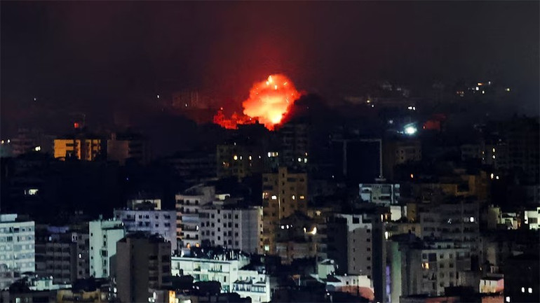 Khói lửa bốc lên từ ngoại ô phía nam Beirut sau vụ không kích ngày 03/10/2024. (Ảnh: Reuters) beirut-3294-9832.jpg