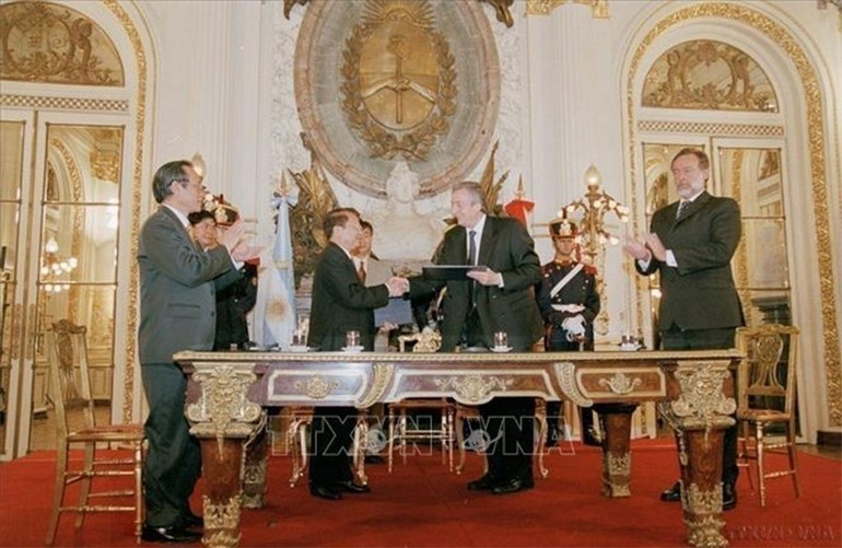Chủ tịch nước Trần Đức Lương và Tổng thống Argentina Néstor Carlos Kirchner ký Tuyên bố chung (22-11-2004). Ảnh: TTXVN 54.jpg