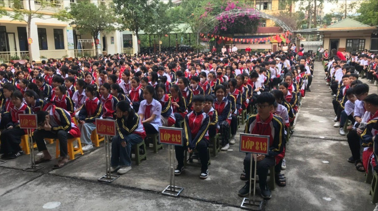 Học sinh Trường THCS Đức Xuân (TP. Bắc Kạn) nghe các bác sĩ của Trung tâm Kiểm soát bệnh tật tỉnh tuyên truyền về tác hại của thuốc lá. 0d51afae37b38fedd6a2-2461-3263.jpg