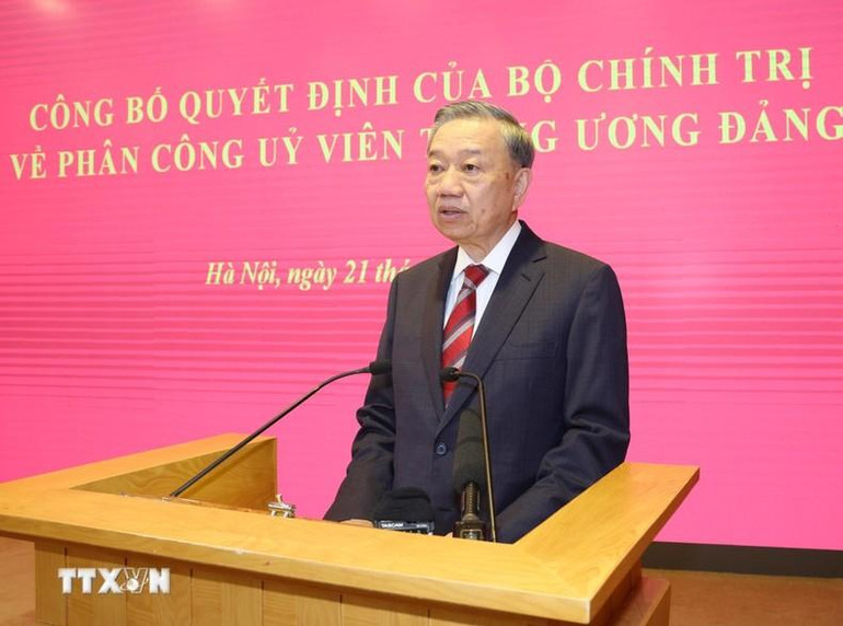 Tổng Bí thư, Chủ tịch nước Tô Lâm phát biểu chúc mừng và giao nhiệm vụ cho các đồng chí Trần Lưu Quang, Trưởng Ban Kinh tế Trung ương và Mai Văn Chính, Trưởng Ban Dân vận Trung ương. (Ảnh: Trí Dũng/TTXVN) Tổng Bí thư, Chủ tịch nước Tô Lâm phát biểu chúc mừng và giao nhiệm vụ cho các đồng chí Trần Lưu Quang, Trưởng Ban Kinh tế Trung ương và Mai Văn Chính, Trưởng Ban Dân vận Trung ương. (Ảnh: Trí Dũng/TTXVN)