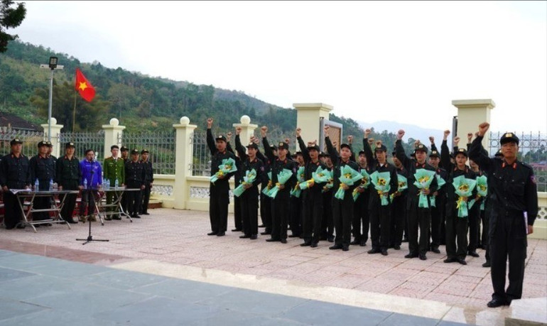 Đảng viên mới của Chi bộ Cảnh sát cơ động (Công an tỉnh Bắc Kạn) tuyên thệ tại Lễ kết nạp Đảng ở di tích lịch sử Coỏng Tát, xã Thượng Ân (Ngân Sơn). img-9382-9961jpeg-1-4914-6446.jpg