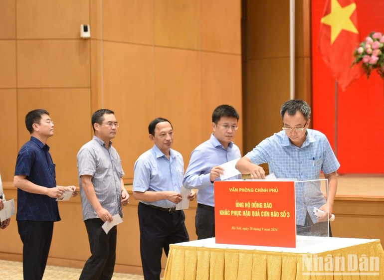 Cán bộ, công chức, viên chức Văn phòng Chính phủ quyên góp ủng hộ đồng bào khắc phục hậu quả bão số 3. (Ảnh: Trần Hải) Cán bộ, công chức, viên chức Văn phòng Chính phủ quyên góp ủng hộ đồng bào khắc phục hậu quả bão số 3. (Ảnh: Trần Hải)