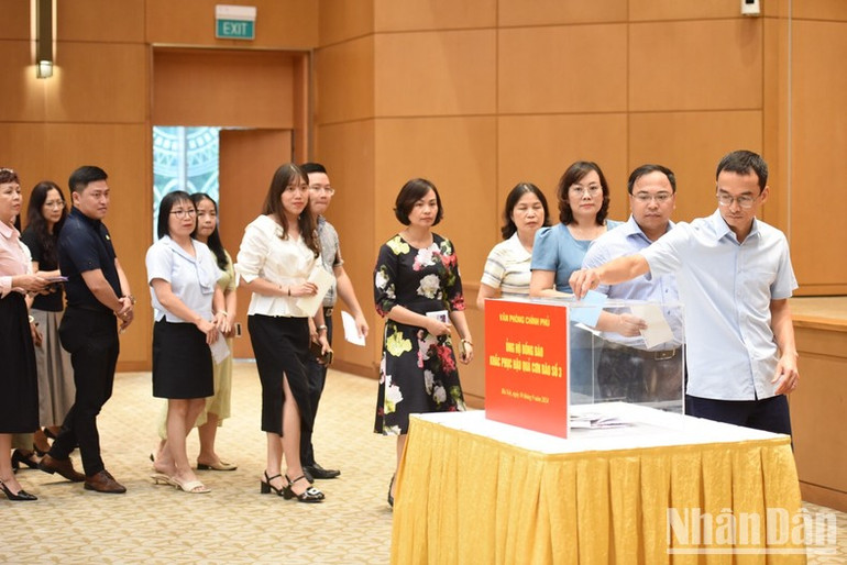 Cán bộ, công chức, viên chức, người lao động Văn phòng Chính phủ quyên góp ủng hộ đồng bào khắc phục hậu quả bão số 3. (Ảnh: Trần Hải) Cán bộ, công chức, viên chức, người lao động Văn phòng Chính phủ quyên góp ủng hộ đồng bào khắc phục hậu quả bão số 3. (Ảnh: Trần Hải)