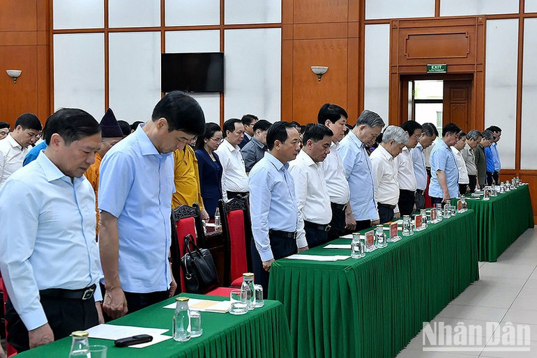 Các đại biểu tưởng niệm cán bộ, chiến sĩ hy sinh khi làm nhiệm vụ cứu hộ, cứu nạn và nhân dân thiệt mạng do ảnh hưởng của cơn bão số 3. Các đại biểu tưởng niệm cán bộ, chiến sĩ hy sinh khi làm nhiệm vụ cứu hộ, cứu nạn và nhân dân thiệt mạng do ảnh hưởng của cơn bão số 3.