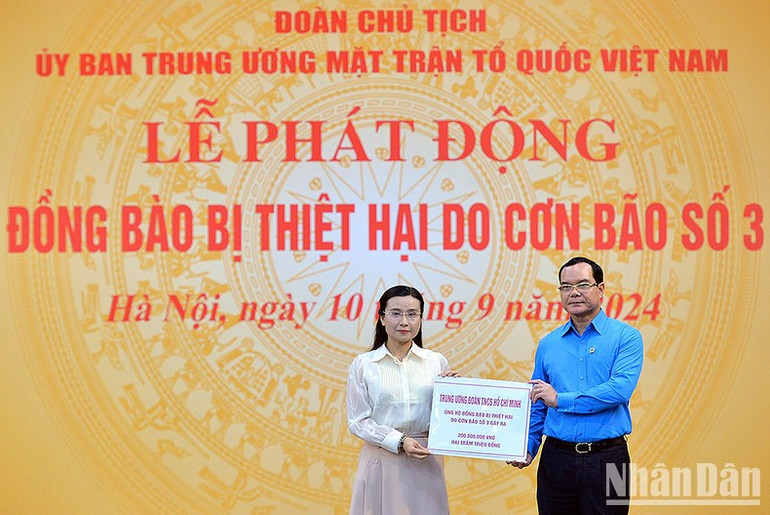 Đại diện lãnh đạo các bộ, ngành, đoàn thể trao kinh phí tượng trưng ủng hộ đồng bào chịu ảnh hưởng của bão số 3. Đại diện lãnh đạo các bộ, ngành, đoàn thể trao kinh phí tượng trưng ủng hộ đồng bào chịu ảnh hưởng của bão số 3.