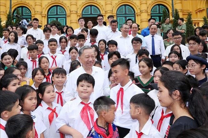 Tổng Bí thư, Chủ tịch nước Tô Lâm gặp mặt và biểu dương các cháu học sinh là con liệt sỹ công an, con đỡ đầu Hội phụ nữ Công an, con nuôi Công an xã, con cán bộ, chiến sĩ đạt giải quốc gia, quốc tế năm học 2023-2024. (Ảnh: TTXVN) z5798200143852-a50a5e94f4fe35bfc35f3f32db719d0a-8989-7743.jpg