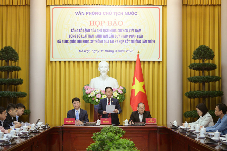 Phó Chủ nhiệm Văn phòng Chủ tịch nước Phạm Thanh Hà công bố Lệnh của Chủ tịch nước công bố Luật Ban hành văn bản quy phạm pháp luật được Quốc hội khóa XV thông qua tại Kỳ họp bất thường lần thứ 9. Phó Chủ nhiệm Văn phòng Chủ tịch nước Phạm Thanh Hà công bố Lệnh của Chủ tịch nước công bố Luật Ban hành văn bản quy phạm pháp luật được Quốc hội khóa XV thông qua tại Kỳ họp bất thường lần thứ 9.