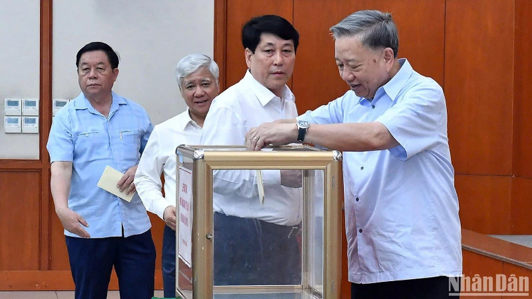 Tổng Bí thư, Chủ tịch nước Tô Lâm và các đồng chí lãnh đạo Đảng, Nhà nước tiến hành quyên góp ủng hộ đồng bào chịu ảnh hưởng của bão số 3 tại buổi lễ. 66.jpg