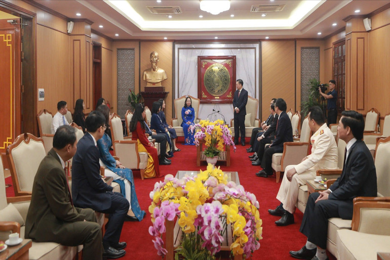 Đồng chí Hoàng Duy Chinh, Ủy viên BCH Trung ương Đảng, Bí thư Tỉnh ủy, Trưởng đoàn ĐBQH tỉnh Bắc Kạn báo cáo với đồng chí Phó Chủ tịch nước Võ Thị Ánh Xuân và đoàn công tác về tình hình kinh tế - xã hội của địa phương. z6484743251461-6f46af118c64bc9c8f27737932b9424f.jpg