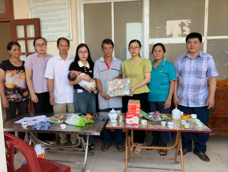 Chị Chu Thị Thu Trang (thứ 3 từ phải qua) trao tiền hỗ trợ cho gia đình ông Long Sơn Hà ở thôn Phiêng Pục, xã Hiệp Lực. 442493638_3224787127654806_79032411462984109_n.jpg
