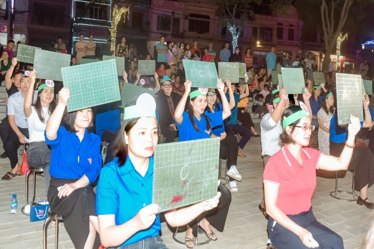 Nhân dân phường Sông Cầu (TP. Bắc Kạn) tham gia Hội thi Rung chuông vàng, tìm hiểu về chuyển đổi số và dịch vụ công trực tuyến do UBND phường tổ chức. 059-3236.jpg