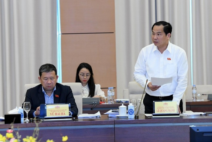 Chủ nhiệm Ủy ban Tài chính - Ngân sách Lê Quang Mạnh trình bày Báo cáo thẩm tra sơ bộ lần hai đối với dự án Luật. (Ảnh: Lâm Hiển/daibieunhandan.vn). Chủ nhiệm Ủy ban Tài chính - Ngân sách Lê Quang Mạnh trình bày Báo cáo thẩm tra sơ bộ lần hai đối với dự án Luật. (Ảnh: Lâm Hiển/daibieunhandan.vn).