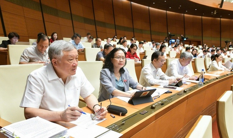 Các đại biểu Quốc hội cho ý kiến, thảo luận dự án Luật Tư pháp cho người chưa thành niên - Ảnh: VGP/LS Các đại biểu Quốc hội cho ý kiến, thảo luận dự án Luật Tư pháp cho người chưa thành niên - Ảnh: VGP/LS