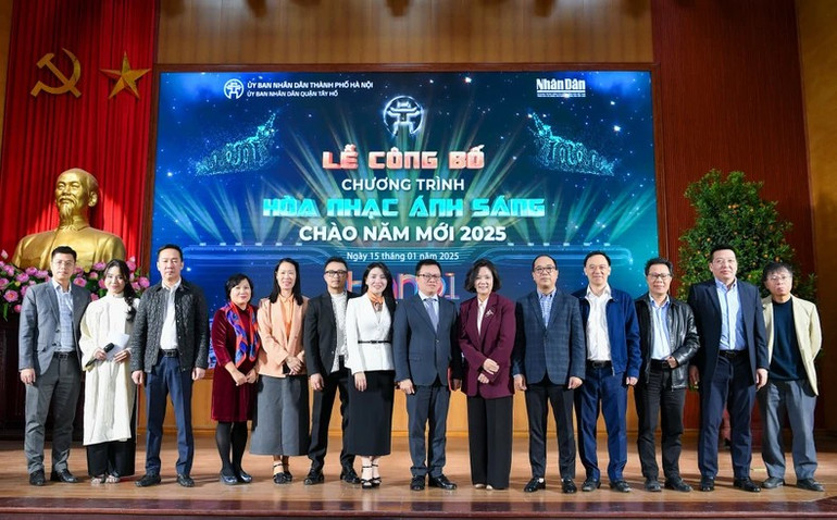 Đồng chí Lê Quốc Minh và một số thành viên Ban Tổ chức chương trình "Hòa nhạc ánh sáng - Chào năm mới 2025". 64.jpg