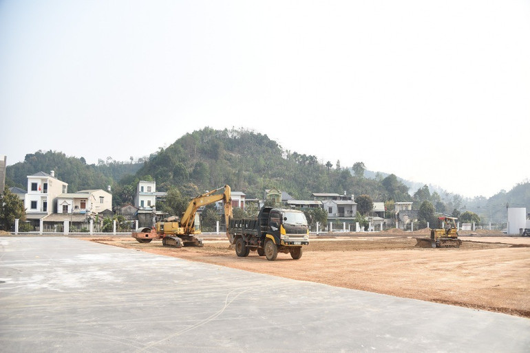 Nhà thầu thi công đang khẩn trương hoàn thiện hạng mục sân bãi. dsc-5198.jpg
